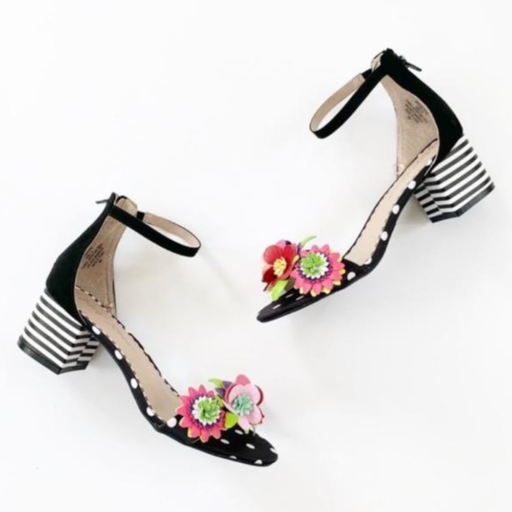 ❌SOLD❌Betsey Johnson floral sandal